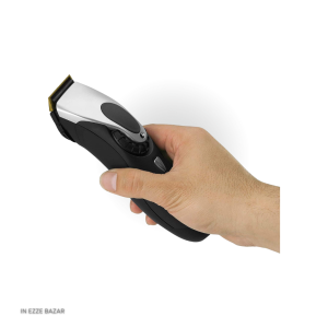 یک آرایشگر حرفه‌ای در حال استفاده از ماشین اصلاح موی پاناسونیک ER-GP707 در دست.