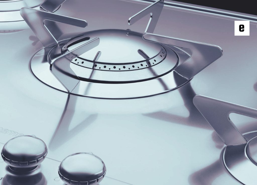 نمای بسته از شعله خاموش یک اجاق گاز با جزئیات فلزی براق.

