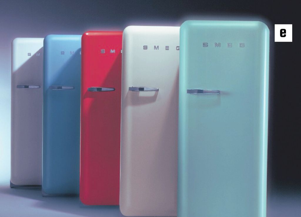 یخچال رنگی اسمگ با طراحی کلاسیک و بدنه قرمز در آشپزخانه مدرن

