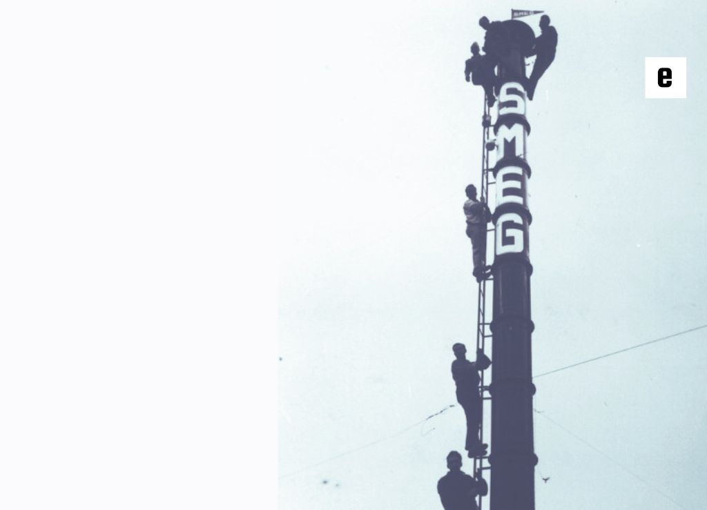 چند کارگر در حال همکاری در کارخانه اسمگ، نمادی از حس خانوادگی و اتحاد تیمی.

