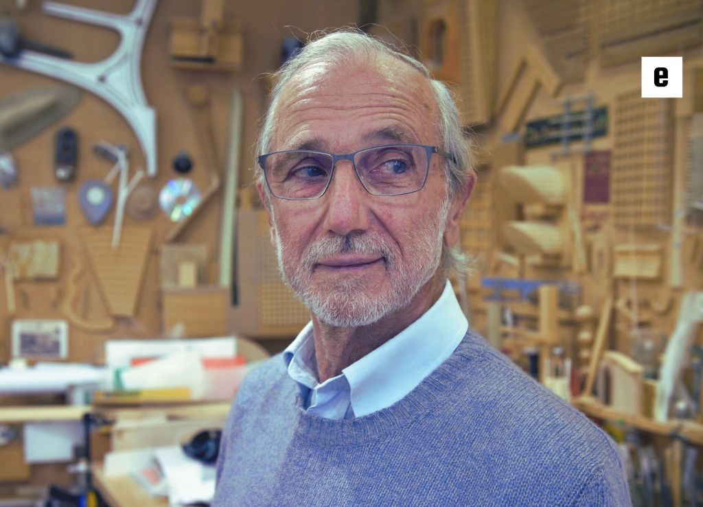 رنزو پیانو، معمار ایتالیایی، در کنار اجاق و فرهای استیل ضدزنگ طراحی شده برای برند اسمگ.

