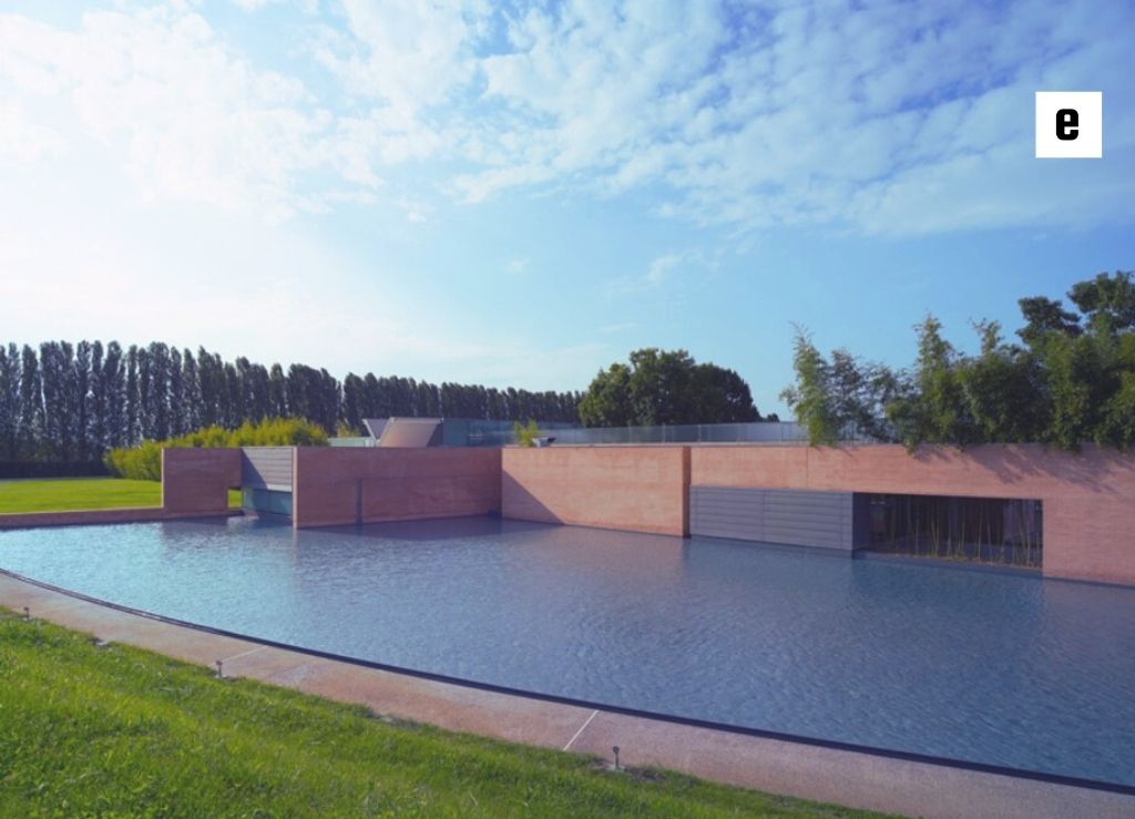 حیاط داخلی دفتر مرکزی با فضای سبز