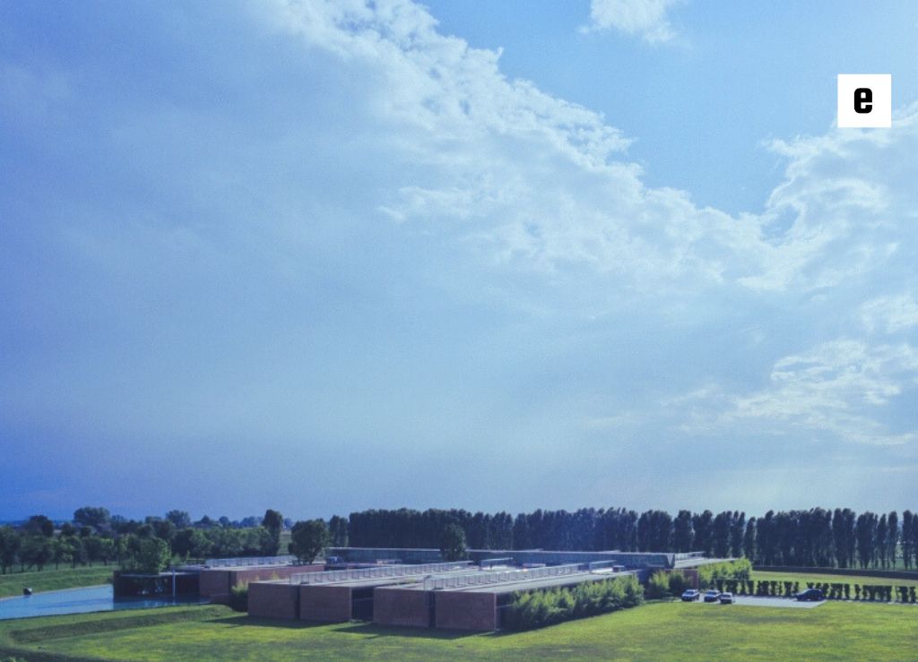 نمای دور از دفتر مرکزی اسمگ در فضای سبز