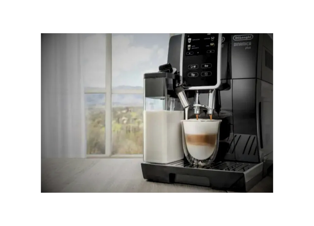 یک فنجان قهوه داغ کنار قهوه‌ساز هوشمند