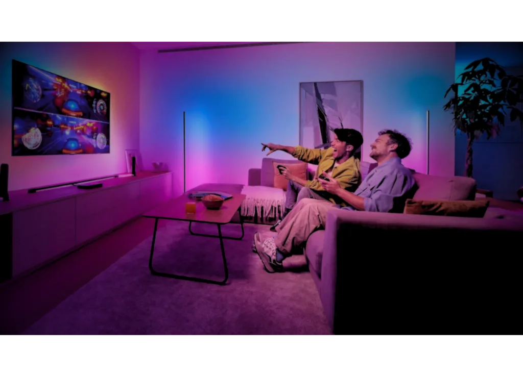 اتاقی با نورپردازی هوشمند در رنگ‌های مختلف به وسیلی تجهیزات هوشمند