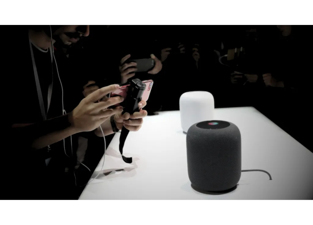 یک دستیار صوتی هوشمند در حال پاسخگویی به فرمان صوتی