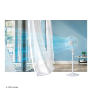 پنکه ایستاده فیلیپس ACP620 در گوشه‌ای از یک اتاق نشیمن شیک قرار گرفته و با طراحی زیبای خود، فضا را خنک می‌کند.