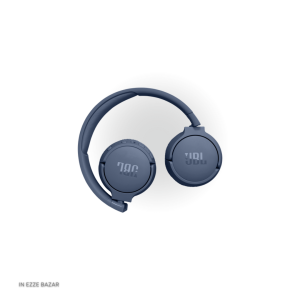 فردی در حال استفاده از هدفون نویزکنسلینگ JBL