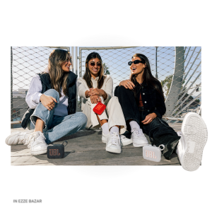 اسپیکر به صورت بی‌سیم به دو دستگاه متصل است.