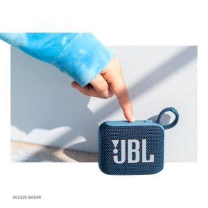 اسپیکر JBL Go 4 آویزان از یک شاخه درخت